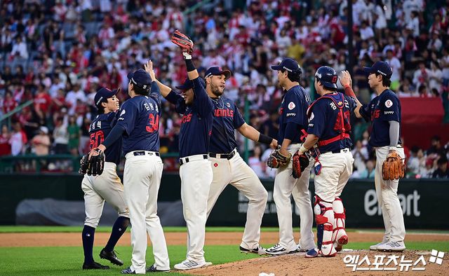 김태형 감독이 이끄는 롯데 자이언츠가 14일 인천 SSG랜더스필드에서 열린 2025 신한 SOL Bank KBO리그 SSG 랜더스와의 팀 간 10차전에서 4-2 승리를 거두고 3연승을 질주했다. 사진 박지영 기자