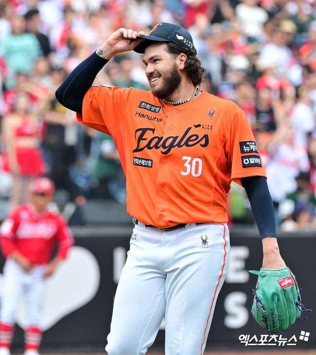 17일 오후 대전 한화생명 볼파크에서 열린 '2025 신한 SOL Bank KBO리그' SSG 랜더스와 한화 이글스의 더블헤더 1차전 경기, 4회초 1사 한화 폰세가 황영묵의 수비를 보고 웃음을 보이고 있다. 엑스포츠뉴스DB