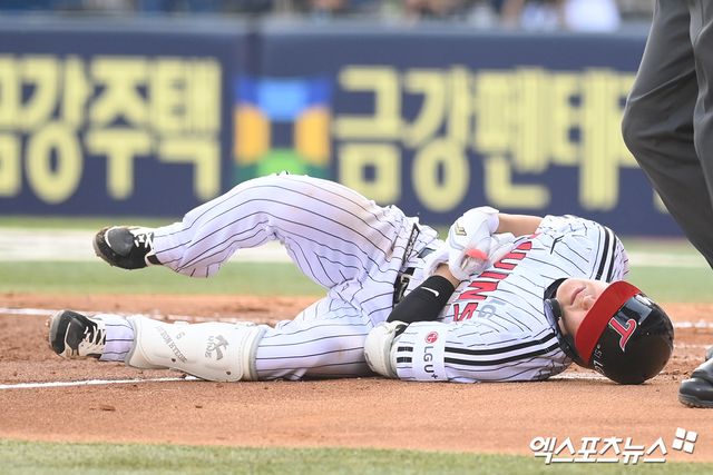 12일 오후 서울 송파구 잠실야구장에서 열린 '2025 신한 SOL Bank KBO리그' SSG 랜더스와 LG 트윈스의 경기, 2회말 선두타자로 나선 LG 구본혁이 SSG 선발 전영준의 사구에 괴로워 하고 있다. 엑스포츠뉴스DB