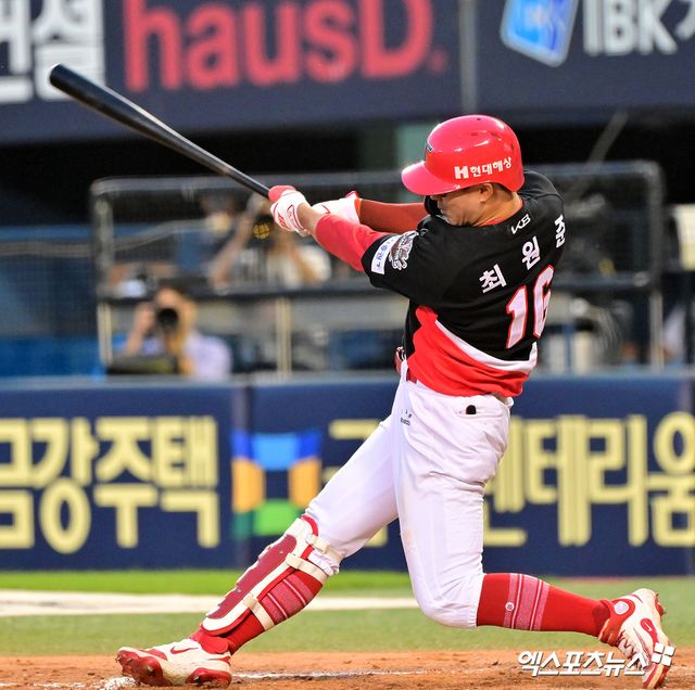 3일 오후 서울 송파구 잠실야구장에서 열린 '2025 신한 SOL Bank KBO리그' KIA 타이거즈와 두산 베어스의 경기, 8회초 1사 2루 KIA 최원준이 1타점 2루타를 날리고 있다. 엑스포츠뉴스 DB