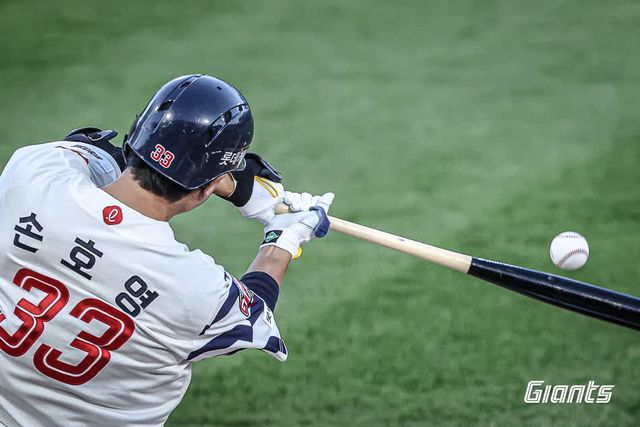 롯데 자이언츠 내야수 손호영이 14일 인천 SSG랜더스필드에서 열리는 2025 신한 SOL Bank KBO리그 SSG 랜더스와의 팀 간 10차전에 프로 데뷔 후 처음으로 1번타자로 선발출전 한다. 사진 롯데 자이언츠