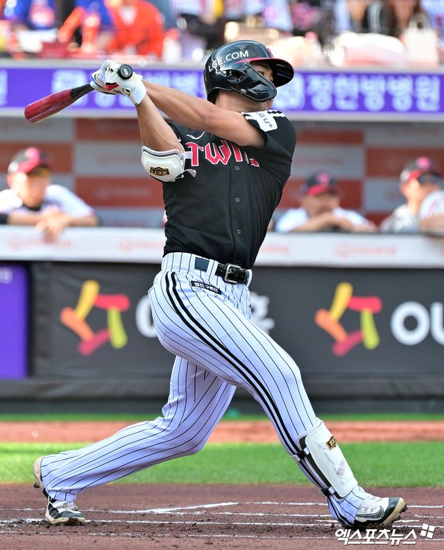 14일 대전 한화생명 볼파크에서 열린 2025 신한 SOL Bank KBO리그 LG 트윈스와 한화 이글스의 경기, 1루수 겸 3번타자로 선발 라인업에 이름을 올렸던 LG 오스틴 딘은 훈련 중 느낀 옆구리 통증으로 경기에 나서지 못하고 1회 이영빈과 교체됐다. 대전, 김한준 기자