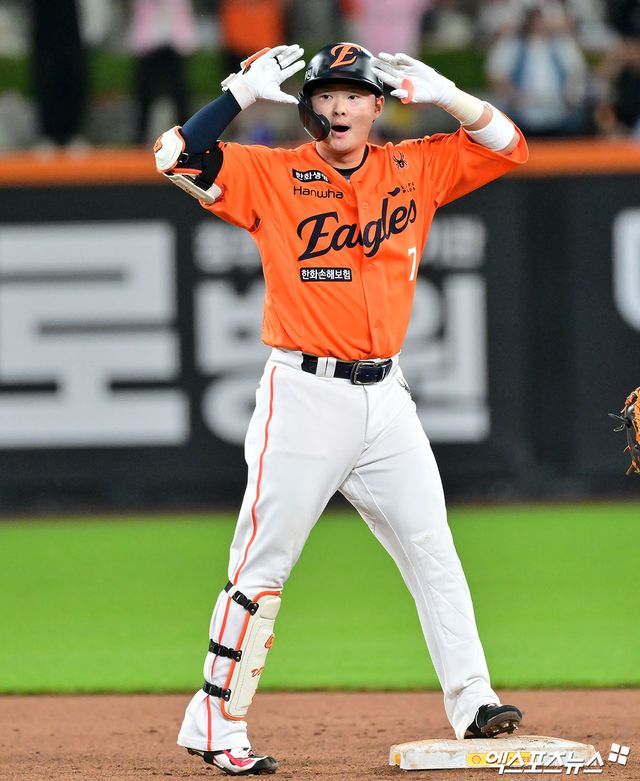 14일 오후 대전 한화생명 볼파크에서 열린 '2025 신한 SOL Bank KBO리그' LG 트윈스와 한화 이글스의 경기, 10회말 1사 한화 이도윤이 우중간 2루타를 날리고 있다. 대전, 김한준 기자