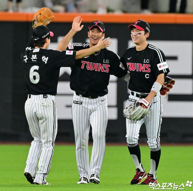 14일 오후 대전 한화생명 볼파크에서 열린 '2025 신한 SOL Bank KBO리그' LG 트윈스와 한화 이글스의 경기, 연장 11회 끝 2:2 무승부를 기록했다. 연장 11회말 2사 2루 LG 송찬의가 홈 보살을 기록한 후 기뻐하고 있다. 대전, 김한준 기자