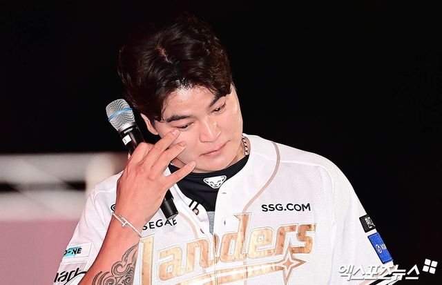 추신수 SSG 랜더스 구단주 보좌역이 14일 인천 SSG랜더스필드에서 열린 2025 신한 SOL Bank KBO리그 롯데 자이언츠와의 경기를 마친 뒤 은퇴식을 진행했다. 사진 박지영 기자