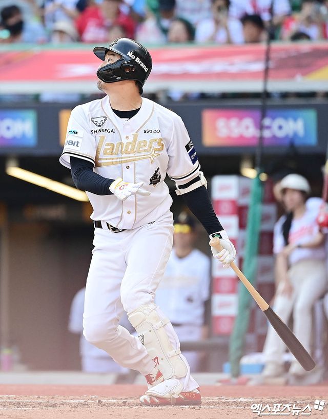 SSG 랜더스 베테랑 타자 오태곤이 14일 인천 SSG랜더스필드에서 열린 2025 신한 SOL Bank KBO리그 롯데 자이언츠와의 경기에서 4회말 1타점 외야 희생 플라이를 기록했다. 사진 박지영 기자