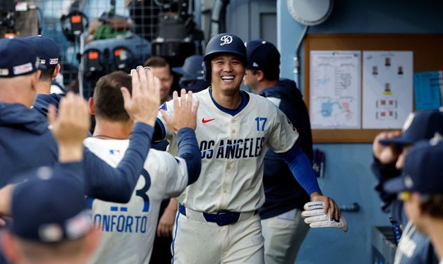 LA 다저스 오타니 쇼헤이가 15일 미국 캘리포니아주 로스앤젤레스의 다저스타디움에서 열린 2025 미국프로야구 메이저리그(MLB) 샌프란시스코 자이언츠와의 홈경기에 1번 지명타자로 선발 출전해 3타수 2안타(2홈런) 2볼넷 3득점을 기록했다. 오타니의 시즌 타율은 0.286에서 0.290으로 상승했다. AFP 연합뉴스