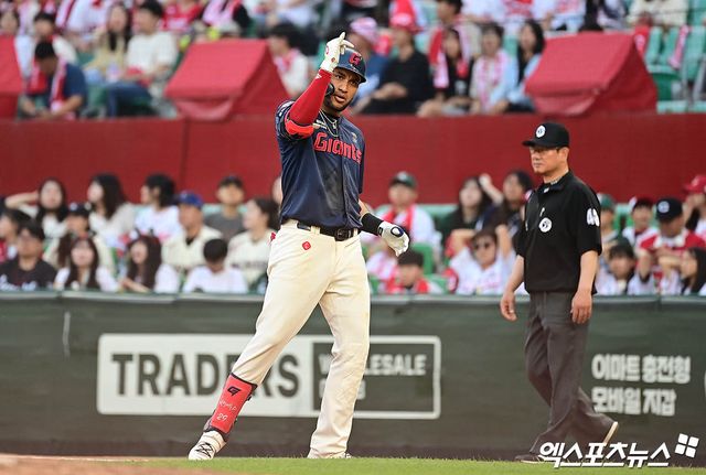 롯데 자이언츠 외국인 타자 빅터 레이예스가 15일 인천 SSG랜더스필드에서 열린 2025 신한 SOL Bank KBO리그 SSG 랜더스와의 팀 간 11차전까지 올 시즌 101안타를 기록, 2년 연속 최다 안타 타이틀을 향한 순항을 이어가고 있다. 사진 엑스포츠뉴스 DB