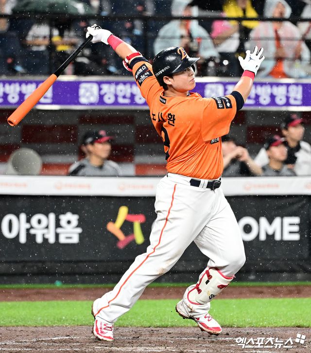 15일 오후 대전 한화생명 볼파크에서 열린 '2025 신한 SOL Bank KBO리그' LG 트윈스와 한화 이글스의 경기, 한화가 4시간 48분 대혈투끝에 LG에 10:5 승리를 거두며 33일 만에 1위 자리로 올라섰다. 8회말 2사 한화 노시환이 솔로 홈런을 날리고 있다. 대전, 김한준 기자