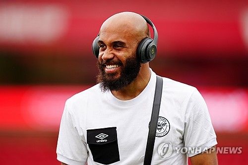 영국 매체 '더선'이 15일(한국시간) 맨유가 자신들이 노렸던 브렌트포드 공격수 음뵈모 영입에서 발을 빼려 한다고 보도 했다. 연합뉴스