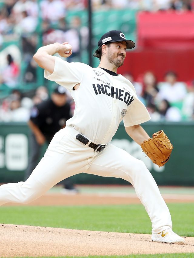 SSG 랜더스 외국인 투수 드류 앤더슨이 15일 인천 SSG랜더스필드에서 열린 2025 신한 SOL Bank KBO리그 롯데 자이언츠와의 팀 간 11차전에 선발등판, 7이닝 무실점 완벽투로 팀 승리를 이끌었다. 사진 SSG 랜더스