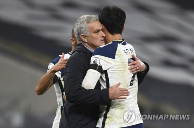 손흥민이 2019~2021년 자신을 가르쳤던 세계적인 명장 조세 무리뉴 감독과 극비리에 만났다는 보도가 튀르키예에서 나왔다. 무리뉴가 일하고 있는 페네르바체가 이적료 450억원에 연봉 190억원을 책정해 손흥민 영입전에 뛰어들었다는 소식이다. 손흥민은 유럽축구연맹(UEFA) 클럽대항전에 계속 나설 수 있다. 연합뉴스