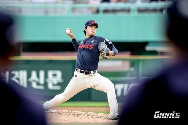 롯데 자이언츠 우완 영건 이민석이 15일 인천 SSG랜더스필드에서 열린 2025 신한 SOL Bank KBO리그 SSG 랜더스와의 팀 간 11차전에 선발등판, 5.1이닝 1실점 호투에도 패전투수가 됐다. 사진 롯데 자이언츠