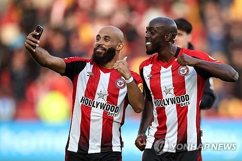 영국 매체 '더선'이 15일(한국시간) 맨유가 자신들이 노렸던 브렌트포드 공격수 음뵈모 영입에서 발을 빼려 한다고 보도 했다. 연합뉴스