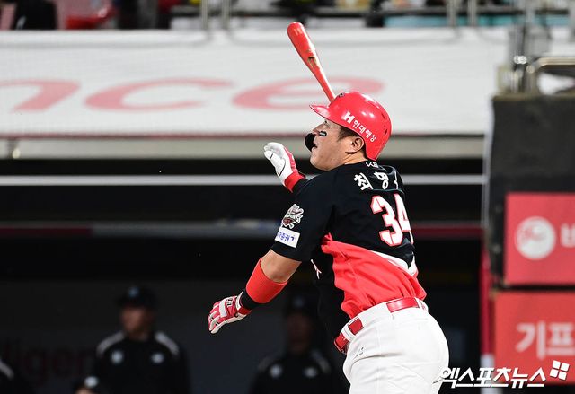 20일 오후 경기도 수원케이티위즈파크에서 열린 '2025 신한 SOL Bank KBO리그' KIA 타이거즈와 KT 위즈의 경기, 6회초 2사 2루 KIA 최형우가 KT 원상현 상대로 2점 홈런을 때려내고 있다. 엑스포츠뉴스 DB