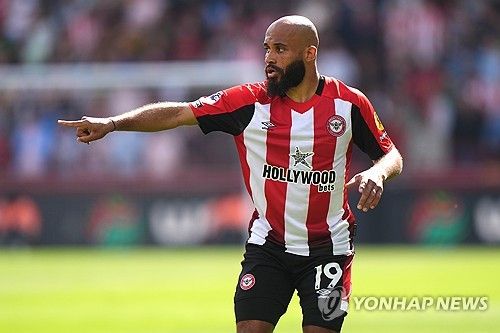 영국 매체 '더선'이 15일(한국시간) 맨유가 자신들이 노렸던 브렌트포드 공격수 음뵈모 영입에서 발을 빼려 한다고 보도 했다. 연합뉴스