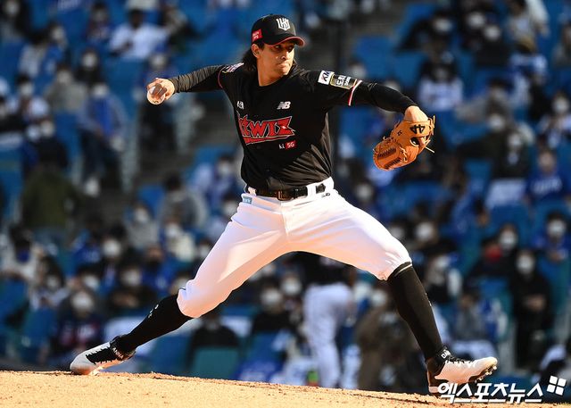 KT 위즈 선발투수 윌리엄 쿠에바스가 2021년 10월 31일 삼성 라이온즈와의 1위 결정전에 등판해 투구하고 있다. 엑스포츠뉴스 DB