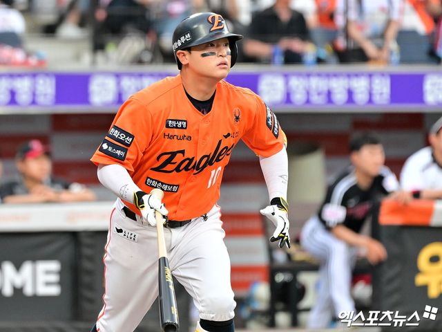 15일 오후 대전 한화생명 볼파크에서 열린 '2025 신한 SOL Bank KBO리그' LG 트윈스와 한화 이글스의 경기, 4회말 1사 만루 한화 이진영이 1타점 희생플라이 타구를 날리고 있다. 대전, 김한준 기자
