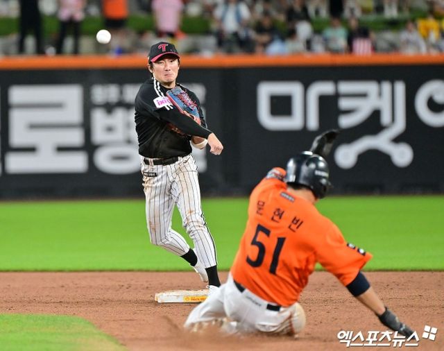 14일 오후 대전 한화생명 볼파크에서 열린 '2025 신한 SOL Bank KBO리그' LG 트윈스와 한화 이글스의 경기, 10회말 1사 1,2루 LG 신민재가 한화 노시환의 내야땅볼때 문현빈을 포스아웃 시킨 후 1루로 송구하고 있다. 대전, 김한준 기자