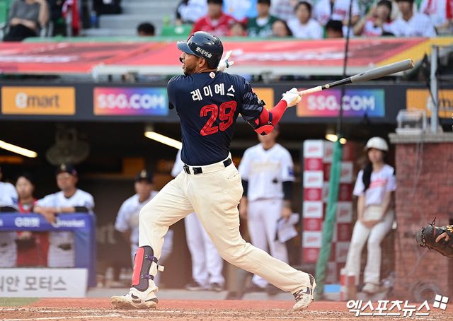 롯데 자이언츠 외국인 타자 빅터 레이예스가 15일 인천 SSG랜더스필드에서 열린 2025 신한 SOL Bank KBO리그 SSG 랜더스와의 팀 간 11차전까지 올 시즌 101안타를 기록, 2년 연속 최다 안타 타이틀을 향한 순항을 이어가고 있다. 사진 엑스포츠뉴스 DB