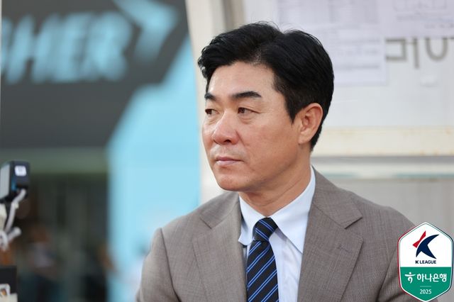 윤정환 감독은 수원 삼성전에 대단한 의미를 두지 않았다. 윤 감독은 수원전도 시즌의 한 경기에 불과하다며 평소처럼 하겠다고 말했다. 사진 한국프로축구연맹
