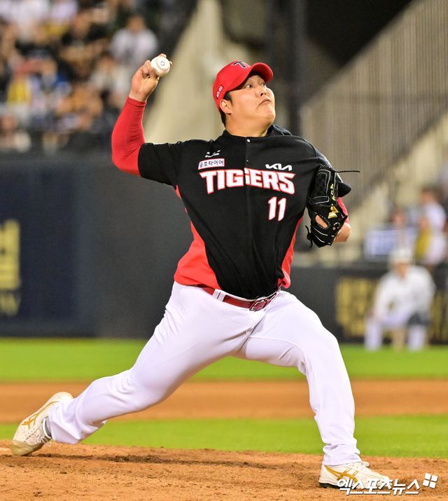 5일 오후 서울 송파구 잠실야구장에서 열린 '2025 신한 SOL Bank KBO리그' KIA 타이거즈와 두산 베어스의 경기, 9회말 KIA 조상우가 공을 힘차게 던지고 있다. 엑스포츠뉴스 DB