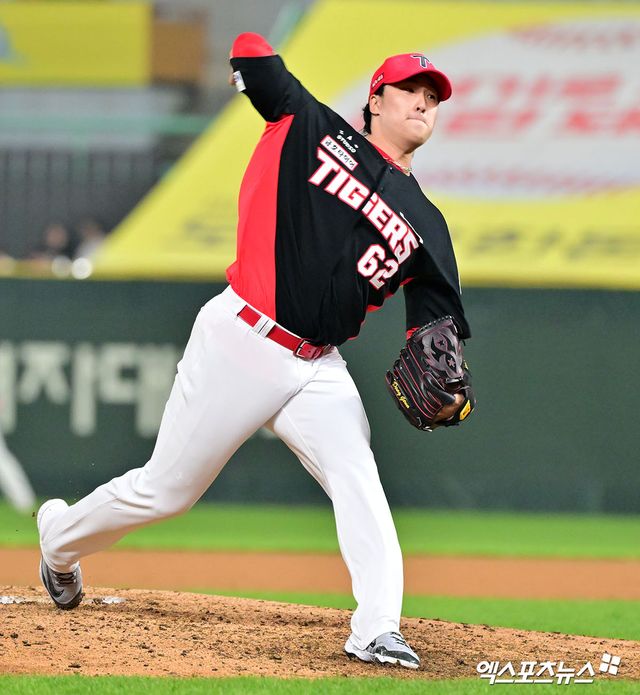 10일 오후 인천SSG랜더스필드에서 열린 '2025 신한 SOL Bank KBO리그' KIA 타이거즈와 SSG 랜더스의 경기, 8회말 2사 1루 KIA 정해영이 공을 힘차게 던지고 있다. 엑스포츠뉴스 DB