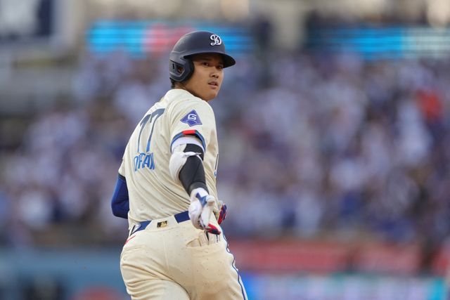 LA 다저스 오타니 쇼헤이가 15일 미국 캘리포니아주 로스앤젤레스의 다저스타디움에서 열린 2025 미국프로야구 메이저리그(MLB) 샌프란시스코 자이언츠와의 홈경기에 1번 지명타자로 선발 출전해 3타수 2안타(2홈런) 2볼넷 3득점을 기록했다. 오타니의 시즌 타율은 0.286에서 0.290으로 상승했다. REUTERS 연합뉴스