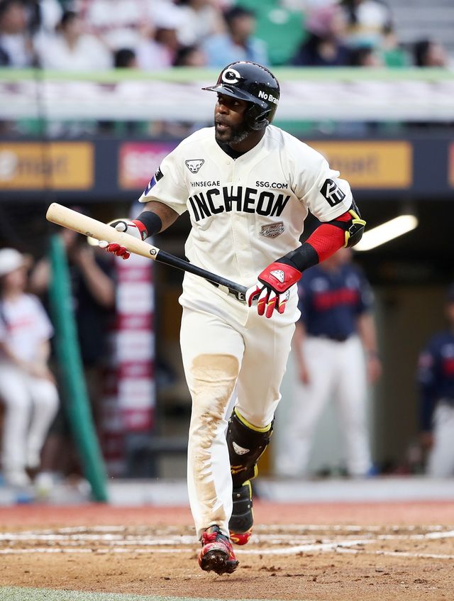 SSG 랜더스 외국인 타자 기예르모 에레디아가 15일 인천 SSG랜더스필드에서 열린 2025 신한 SOL Bank KBO리그 롯데 자이언츠와의 팀 간 11차전에서 6회말 결승 솔로 홈런을 기록, 팀 승리를 이끌었다. 사진 SSG 랜더스