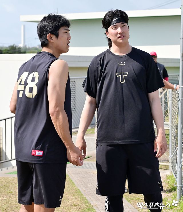 3일 오후 일본 오키나와 킨 구장에서 열리는 KT 위즈와 KIA 타이거즈의 연습경기, KIA 이의리와 정해영이 KT 선수들을 바라보고 있다. 엑스포츠뉴스 DB