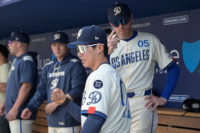 미국 메이저리그(MLB) LA 다저스 김혜성은 15일(이하 한국시간) 미국 캘리포니아주 로스앤젤레스 다저스타디움에서 열린 2025 MLB 샌프란시스코 자이언츠와의 홈경기에 9번 타자 겸 2루수로 선발 출전, 3회말 적시타를 때려냈다. 그의 타구는 공교롭게 상대팀에서 뛰고 있는 '절친' 이정후 앞으로 향했다. 연합뉴스