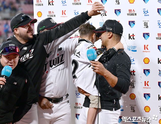 오른쪽에 선 KT 위즈 선발투수 윌리엄 쿠에바스가 지난 4월 11일 삼성 라이온즈전에서 시즌 첫 승을 올린 뒤 인터뷰 도중 물세례를 받고 있다. 엑스포츠뉴스 DB