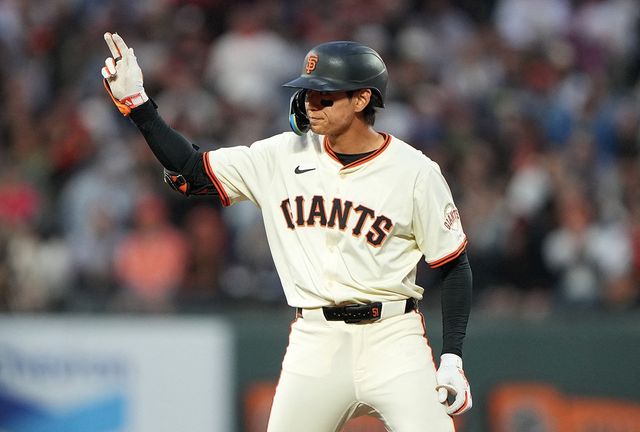 샌프란시스코 자이언츠 이정후가 올해 미국 메이저리그 경기에 출전해 안타를 친 뒤 세리머니하고 있다. AFP 연합뉴스