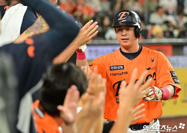 15일 오후 대전 한화생명 볼파크에서 열린 '2025 신한 SOL Bank KBO리그' LG 트윈스와 한화 이글스의 경기, 5회말 1사 2루 한화 노시환이 채은성의 1타점 적시타때 득점에 성공하고 있다. 대전, 김한준 기자