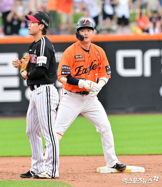 15일 오후 대전 한화생명 볼파크에서 열린 '2025 신한 SOL Bank KBO리그' LG 트윈스와 한화 이글스의 경기, 4회말 2사 1,3루 이도윤의 2타점 적시타를 날린 후 상대 실책을 틈타 2루까지 진루하고 있다. 대전, 김한준 기자