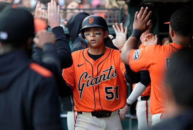 샌프란시스코 자이언츠 이정후가 올해 미국 메이저리그 경기에 출전해 득점한 뒤 동료들과 하이파이브하고 있다. AFP 연합뉴스