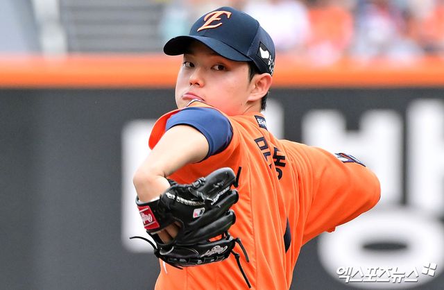 15일 오후 대전 한화생명 볼파크에서 열린 '2025 신한 SOL Bank KBO리그' LG 트윈스와 한화 이글스의 경기, 1회초 한화 선발투수 문동주가 공을 힘차게 던지고 있다. 대전, 김한준 기자