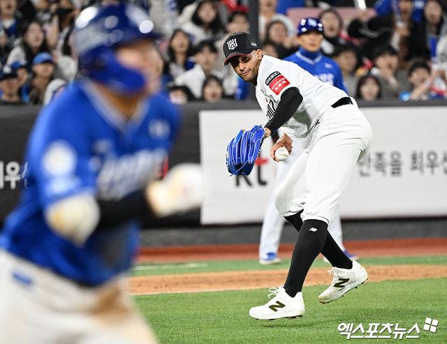 KT 위즈 선발투수 윌리엄 쿠에바스가 지난 4월 11일 삼성 라이온즈전에 등판해 수비에 임하고 있다. 엑스포츠뉴스 DB