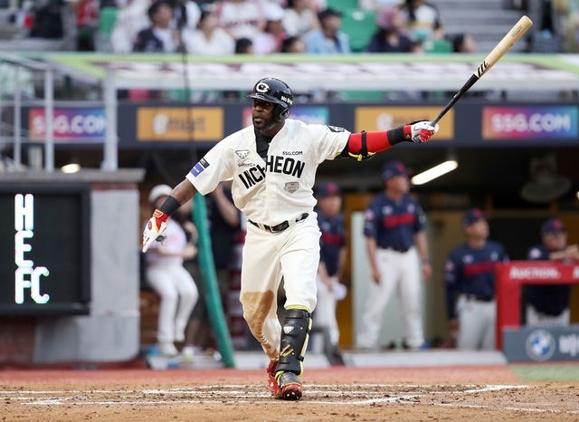 SSG 랜더스 외국인 타자 기예르모 에레디아가 15일 인천 SSG랜더스필드에서 열린 2025 신한 SOL Bank KBO리그 롯데 자이언츠와의 팀 간 11차전에서 6회말 결승 솔로 홈런을 기록, 팀 승리를 이끌었다. 사진 SSG 랜더스