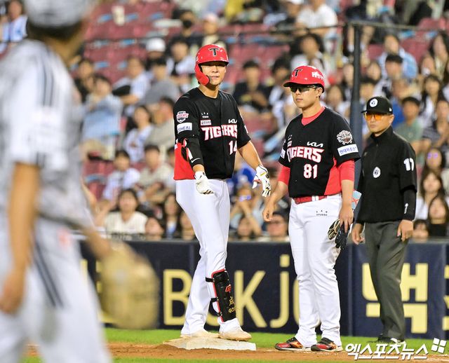5일 오후 서울 송파구 잠실야구장에서 열린 '2025 신한 SOL Bank KBO리그' KIA 타이거즈와 두산 베어스의 경기, 10회초 2사 1루 KIA 김규성이 우전안타를 날린 후 기뻐하고 있다. 엑스포츠뉴스 DB