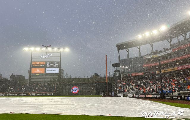 15일 오후 대전 한화생명 볼파크에서 열린 '2025 신한 SOL Bank KBO리그' LG 트윈스와 한화 이글스의 경기, 5회말 1사 2루 한화 채은성 타석때 갑작스럽게 비가 내리며 우천 중단되었다. 대전, 김한준 기자
