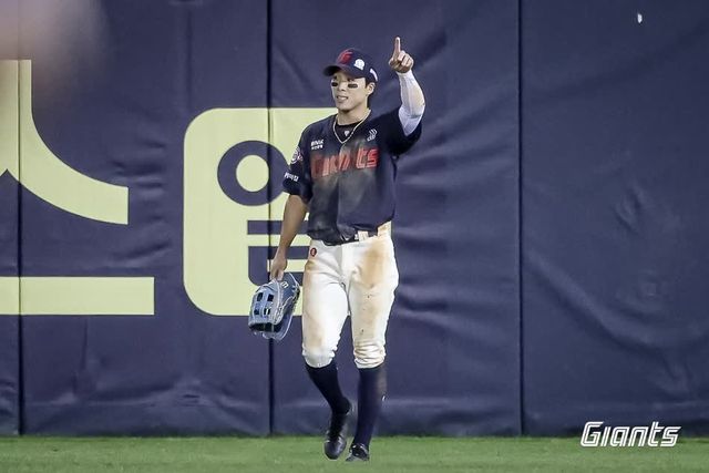 롯데 자이언츠 외야수 김동혁이 15일 인천 SSG랜더스필드에서 열린 2025 신한 SOL Bank KBO리그 SSG 랜더스와의 팀 간 11차전에서 1번타자 겸 중견수로 선발출전 했다. 사진 롯데 자이언츠