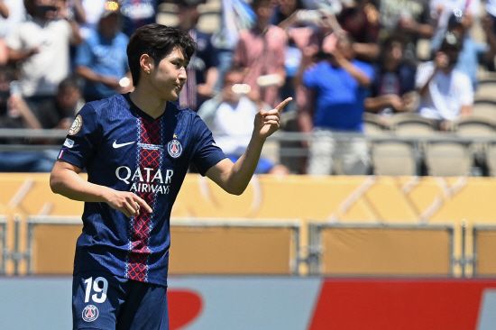 PSG는 16일 미국 패서디나 로즈볼 경기장에서 열린 2025 FIFA 클럽월드컵 조별리그 B조 첫 경기 아틀레티코 마드리드와의 맞대결에서 4-0 대승을 거뒀다. 이강인은 이날 후반 25분 교체로 들어가 후반 추가시간 팀의 4번째 골을 넣었다. 이강인이 올해 PSG에서 처음 넣은 골이었다. 연합뉴스