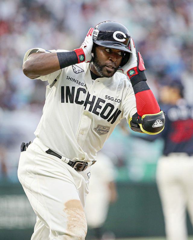 SSG 랜더스 외국인 타자 에레디아가 15일 인천 SSG랜더스필드에서 열린 2025 신한 SOL Bank KBO리그 롯데 자이언츠와의 팀 간 11차전에서 6회말 결승 솔로 홈런을 기록했다. 사진 SSG 랜더스