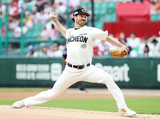 SSG 랜더스 외국인 투수 드류 앤더슨이 15일 인천 SSG랜더스필드에서 열린 2025 신한 SOL Bank KBO리그 롯데 자이언츠와의 팀 간 11차전에 선발등판, 7이닝 무실점 완벽투로 팀 승리를 이끌었다. 사진 SSG 랜더스