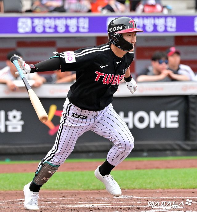 15일 오후 대전 한화생명 볼파크에서 열린 '2025 신한 SOL Bank KBO리그' LG 트윈스와 한화 이글스의 경기, 3회초 1사 1,2루 LG 신민재가 우전안타를 날리고 있다. 대전, 김한준 기자