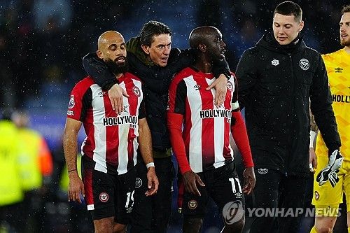 영국 매체 '더선'이 15일(한국시간) 맨유가 자신들이 노렸던 브렌트포드 공격수 음뵈모 영입에서 발을 빼려 한다고 보도 했다. 연합뉴스