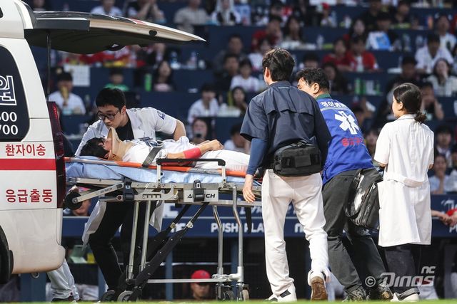 15일 오후 창원NC파크에서 열린 2025 신한 SOL Bank KBO리그 KIA 타이거즈와 NC 다이노스의 경기, 7회말 2사 1, 3루 NC 최정원이 KIA 최지민의 투구에 머리를 맞은 뒤 구급차에 탑승하고 있다. NC 다이노스
