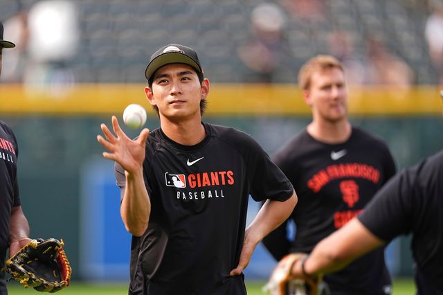 샌프란시스코 자이언츠 이정후가 올해 미국 메이저리그 경기를 앞두고 훈련에 임하고 있다. 이정후는 15일 절친한 친구인 LA 다저스 김혜성과 첫 선발 맞대결을 펼쳤다. AP 연합뉴스
