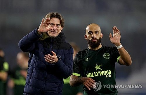 영국 매체 '더선'이 15일(한국시간) 맨유가 자신들이 노렸던 브렌트포드 공격수 음뵈모 영입에서 발을 빼려 한다고 보도 했다. 연합뉴스